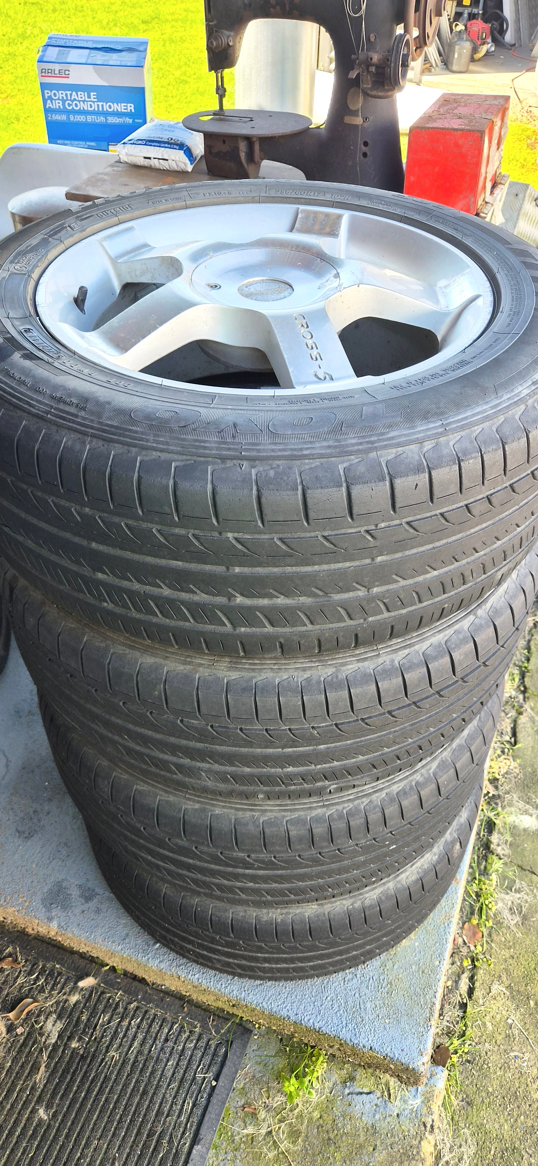 Set of 4 Speedy Cross-5 17" alloys, 5x114.3 (Ford/Toyota) + Toyo Proxes 235/60R17 SUV tyres