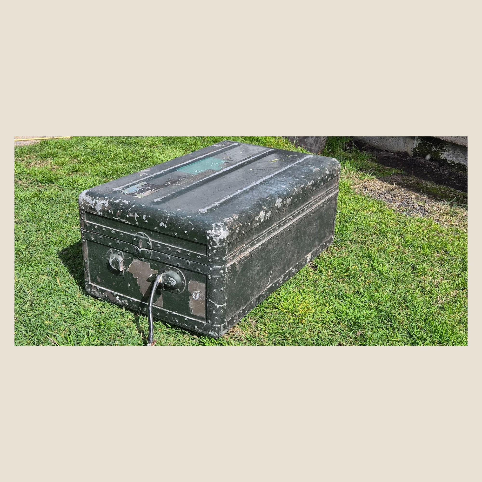 Vintage military-style steel trunk with lift-out tray, green, approx 80 x 50 x 34 cm